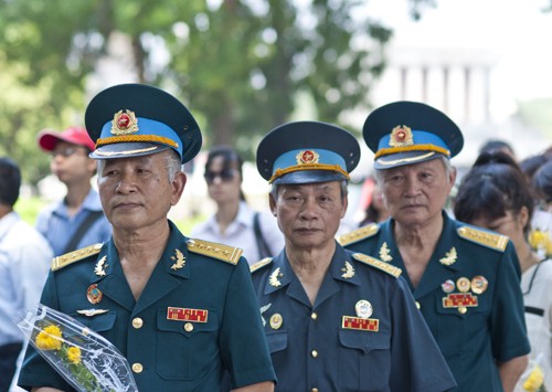 Immer mehr Menschen machen einen Kondolenzbesuch im Haus des Generals Vo Nguyen Giap  - ảnh 4