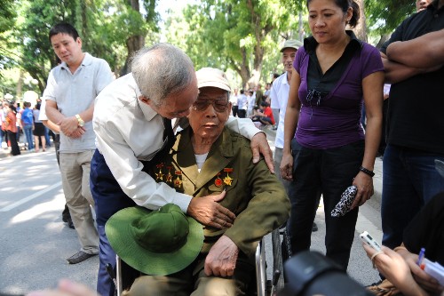 Immer mehr Menschen machen einen Kondolenzbesuch im Haus des Generals Vo Nguyen Giap  - ảnh 5
