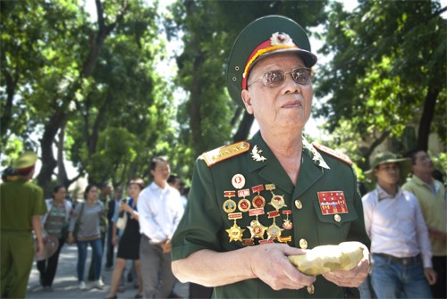 Immer mehr Menschen machen einen Kondolenzbesuch im Haus des Generals Vo Nguyen Giap  - ảnh 6