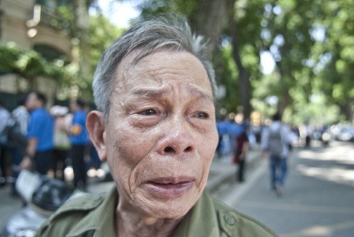 Immer mehr Menschen machen einen Kondolenzbesuch im Haus des Generals Vo Nguyen Giap  - ảnh 7