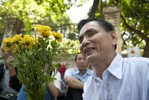 Immer mehr Menschen machen einen Kondolenzbesuch im Haus des Generals Vo Nguyen Giap  - ảnh 8