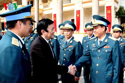 Staatspräsident Truong Tan Sang besucht Luftstreitkräfte - ảnh 1