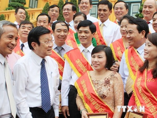 Staatspräsident Truong Tan Sang trifft vorbildliche Leiter der Gewerkschaft - ảnh 1