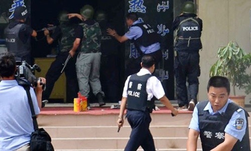Terroranschlag in Xinjiang: Duzende Menschen ums Leben gekommen - ảnh 1