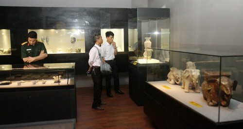 Vietnamesische Bildhauerei aus Keramik in einer Ausstellung “Alte Skulpturen aus Vietnam” - ảnh 1