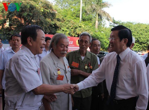 Staatspräsident Truong Tan Sang trifft die ehemaligen Revolutionäre der Provinz Ninh Binh - ảnh 1