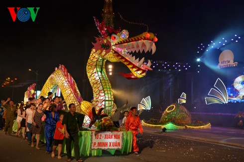 Der riesige Laternenumzug zum Mondfest in der Provinz Tuyen Quang - ảnh 1