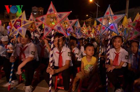 Der riesige Laternenumzug zum Mondfest in der Provinz Tuyen Quang - ảnh 16