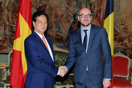 Gespräch des Premierministers Nguyen Tan Dung mit seinem belgischen Amtskollegen Charles Michel - ảnh 1