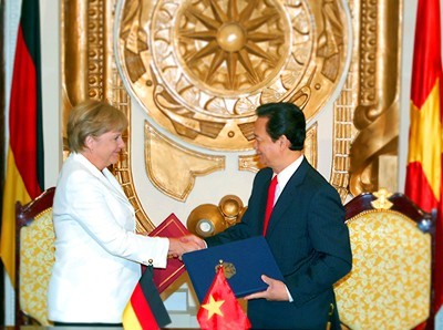 Premierminister Nguyen Tan Dung führt Gespräch mit Bundeskanzlerin Angela Merkel - ảnh 1