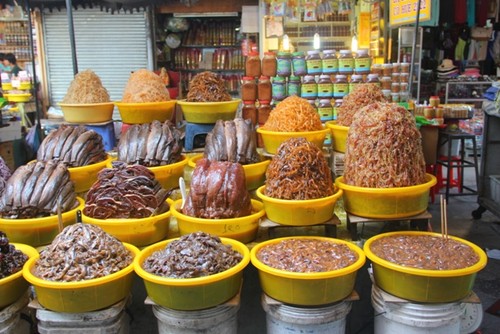 Der Markt in Chau Doc ist berühmt für Fischpaste - ảnh 1