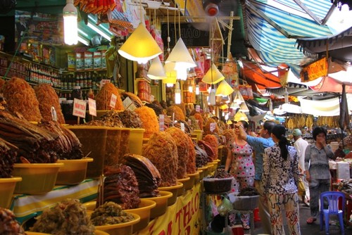 Der Markt in Chau Doc ist berühmt für Fischpaste - ảnh 3
