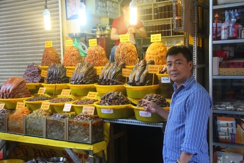 Der Markt in Chau Doc ist berühmt für Fischpaste - ảnh 2