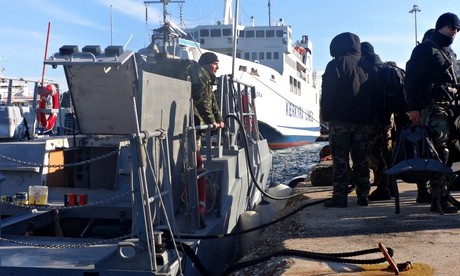 Ein Schiff mit 400 Migranten im griechischen Hoheitsgewässer verunglückt - ảnh 1