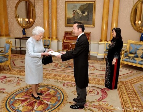 Die britische Königin schenkt der Zusammenarbeit mit Vietnam große Aufmerksamkeit  - ảnh 1