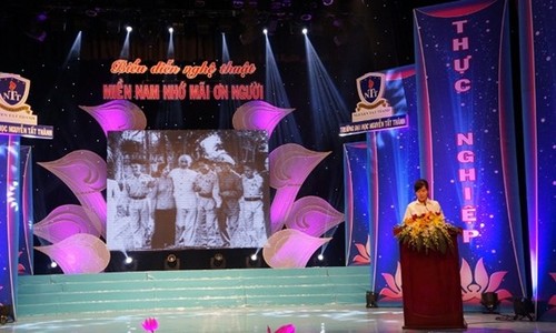 Die Feier des 125. Geburtstags des Präsidenten Ho Chi Minh in zahlreichen Provinzen - ảnh 1