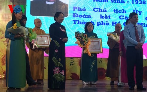 Ho-Chi-Minh-Stadt ehrt 125 vorbildliche Menschen - ảnh 1