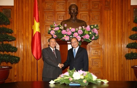 Vize-Premierminister Nguyen Xuan Phuc empfängt die Inspektoren der laotischen Regierung - ảnh 1