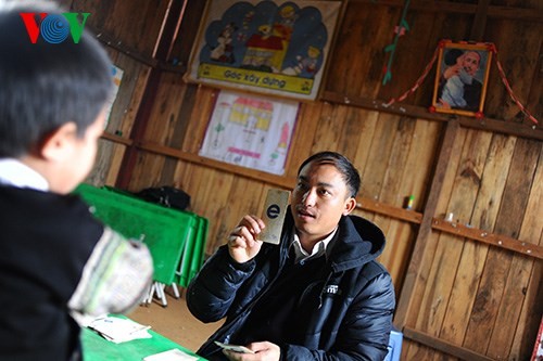 Ein junger Erzieher im Kindergarten im Bergkreis Mu Cang Chai - ảnh 4