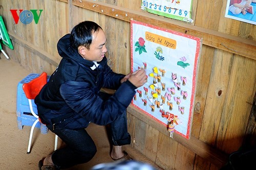 Ein junger Erzieher im Kindergarten im Bergkreis Mu Cang Chai - ảnh 5