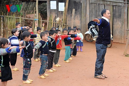 Ein junger Erzieher im Kindergarten im Bergkreis Mu Cang Chai - ảnh 8