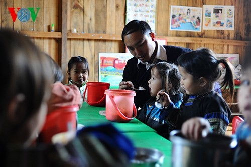 Ein junger Erzieher im Kindergarten im Bergkreis Mu Cang Chai - ảnh 9