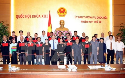 Vize-Parlamentspräsident Huynh Ngoc Son empfängt die Delegation der Minderheiten aus Dak Lak - ảnh 1