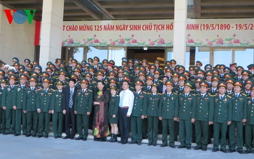 Vize-Parlamentspräsidentin Tong Thi Phong trifft Delegation der Generalversammlung der Armee  - ảnh 1