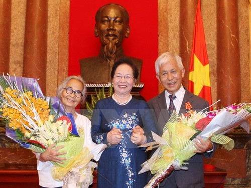 Vize-Staatspräsidentin Nguyen Thi Doan überreicht Freundschaftsorden an zwei Professoren - ảnh 1