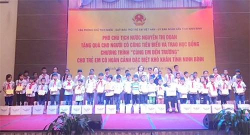 Mehr als 7500 Stipendien für Kinder in 63 Provinzen - ảnh 1