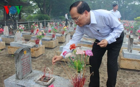 Leiter des Zentralkomitees für Überprüfung zum Kondolenzbesuch in Gedenkstätte des Generals Giap - ảnh 1