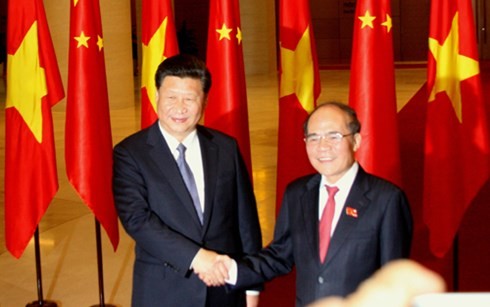 Der Parlamentspräsident Nguyen Sinh Hung empfängt den chinesischen Staatspräsidenten Xi Jinping - ảnh 1