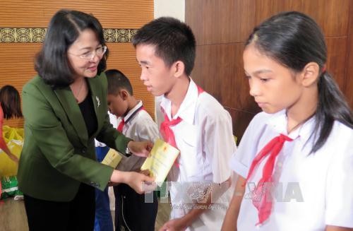Viele Aktivitäten zum Mittherbstfest für bedürftige Kinder in Zentralvietnam - ảnh 1