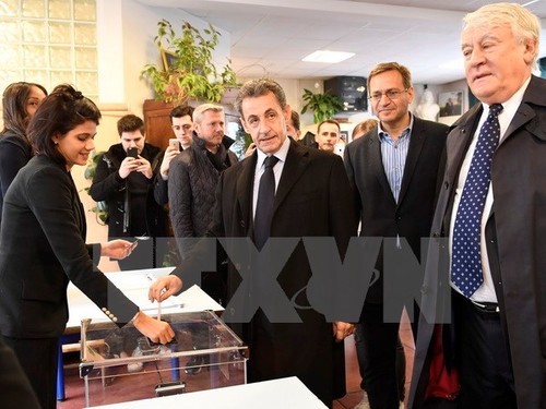 Überraschung bei Präsidentschaftsvorwahl in Frankreich - ảnh 1