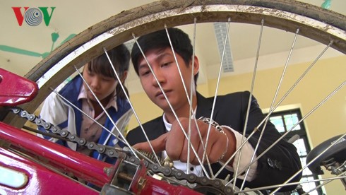Mit dem Projekt für Leihfahrräder geht ein Traum der bedürftigen Schüler in Erfüllung - ảnh 3