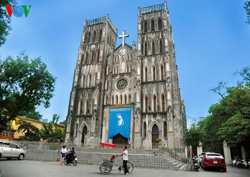 Leiterin der Volksaufklärungsabteilung besucht Erzbistum Hanoi - ảnh 1