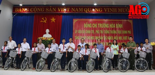 Vizepremierminister Truong Hoa Binh überreicht Fahrräder an bedürftige und lerneifrige Kinder - ảnh 1