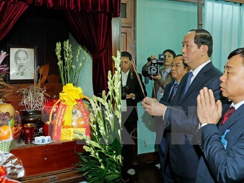 Staatspräsident Tran Dai Quang zündet Räucherstäbchen zum Gedenk an Präsident Ho Chi Minh an - ảnh 1