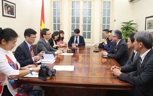 Vizepremierminister Vu Duc Dam empfängt Vorsitzende der japanischen Zeitung Asahi Shimbun - ảnh 1
