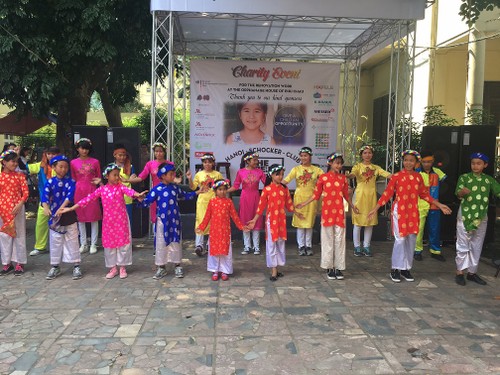 Wohltätigkeit zum Spenden für den “Kindergarten” in der Gemeinde Phu Chau im Kreis Ba Vi - ảnh 1