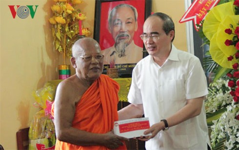 Vorsitzender der Vaterländischen Front beglückwünscht Mönche und Khmer-Volksgruppe zum Neujahrsfest - ảnh 1