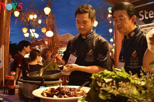 Cao Lau-Nudel und die künstlerische Zubereitung durch ausländische Köche  - ảnh 1