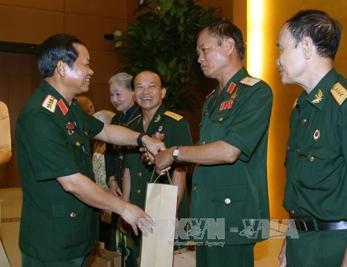 Vize-Parlamentspräsident Do Ba Ty trifft Mitglieder des Verbands der ehemaligen Soldaten Truong Son - ảnh 1