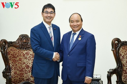 Premierminister Nguyen Xuan Phuc empfängt den Sonderberater des japanischen Premierministers - ảnh 1