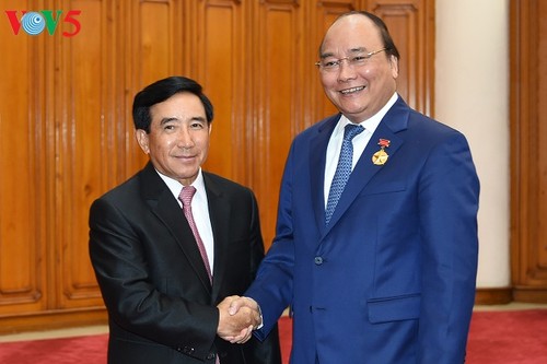 Premierminister Nguyen Xuan Phuc empfängt den laotischen Vize-Staatspräsidenten - ảnh 1