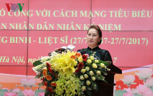 Parlamentspräsidentin Nguyen Thi Kim Ngan nimmt an Konferenz für Menschen mit Verdiensten teil - ảnh 1