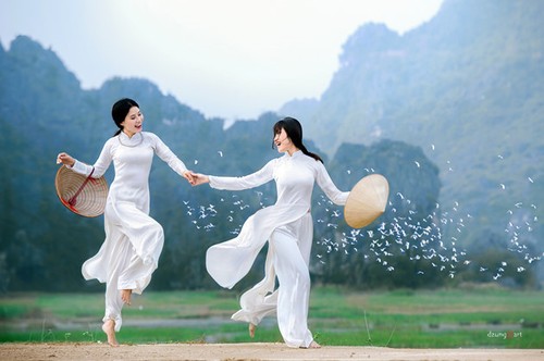 Die reine Schönheit der vietnamesischen Frauen mit dem nationalen Tracht in Fotos von Dzungart - ảnh 5