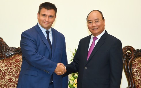 Premierminister Nguyen Xuan Phuc empfängt die Außenminister aus der Ukraine und Südafrika - ảnh 1