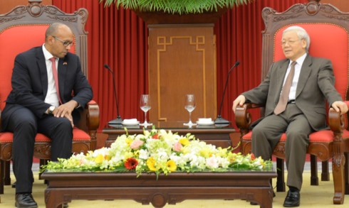 KPV-Generalsekretär Nguyen Phu Trong empfängt den kubanischen Botschafter Herminio Lopez Diazt  - ảnh 1