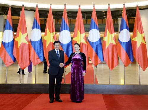 Staatspräsident Tran Dai Quang trifft den laotischen Premierminister Thongloun Sisoulith - ảnh 1